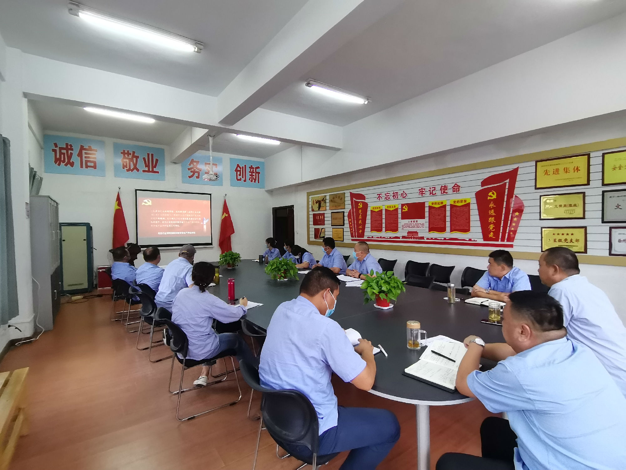 新區(qū)機(jī)關(guān)管理人員觀看宣傳視頻.jpg